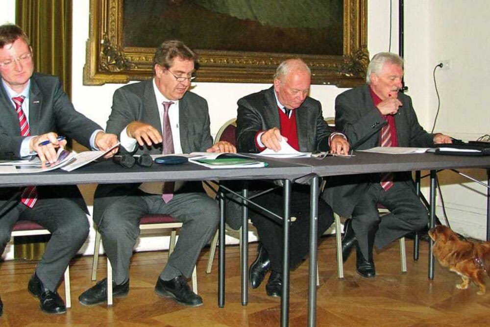 © Archiv
Das Präsidium der Fachgruppentagung (v. l. n. r.): IGF Mag. Christian Taschler,IM KommR Ing. Georg Senft, IM-Stv. KommR Gerhard Korinek, IM-Stv. KommR Wilhelm Seidl