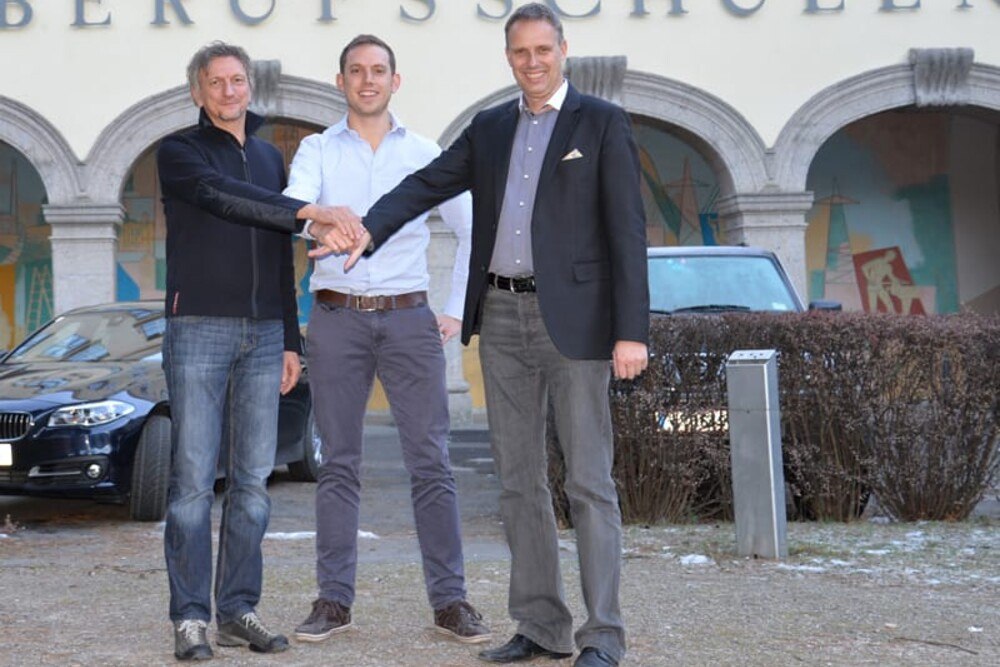 © ´Siko Solar
Ing. Werner Bouvier, Landesinnungsmeister der Installateure (li.), Mag. Ing. Wolfgang Sief, Geschäftsführer von Siko Solar (Mitte), Winfried Judmaier, Direktor der Fachberufsschule für Installations- und Blechtechnik Innsbruck