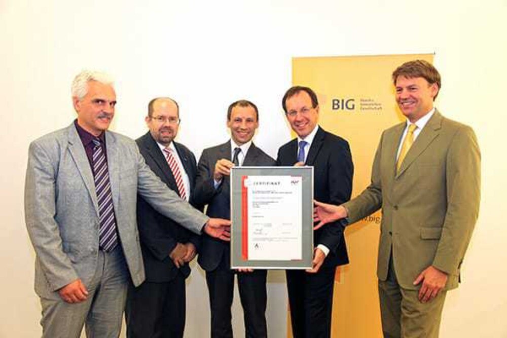 © Michael Hetzmannseder
Erfreut über die Zertifizierung: Anton Mitterhöfer (Leiter BIG Facility Services), Gerhard Eichinger (TÜV-Auditor), Stefan Wallner (TÜV-Geschäftsführer), Wolfgang Gleissner (BIG Geschäftsführer) und Rafael Reinisch (Leiter BIG Facility Services). (v.l.)
