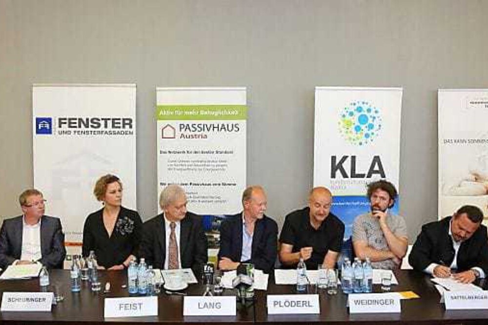 © Roland Pelzl /cityfoto
Gerold Steinbauer, Johann Scheuringer, Olivia Schimek-Hickisch, Wolfgang Feist, Günter Lang, Heinz Plöderl, Christoph Weidinger, Jochen Sattelberger, Johann Gerstmann, (v.l.n.r.) von der Plattform „Nachhaltig leistbarer sozialer Wohnbau in Oberösterreich“ wehren sich gegen die Ideen Haimbuchners.