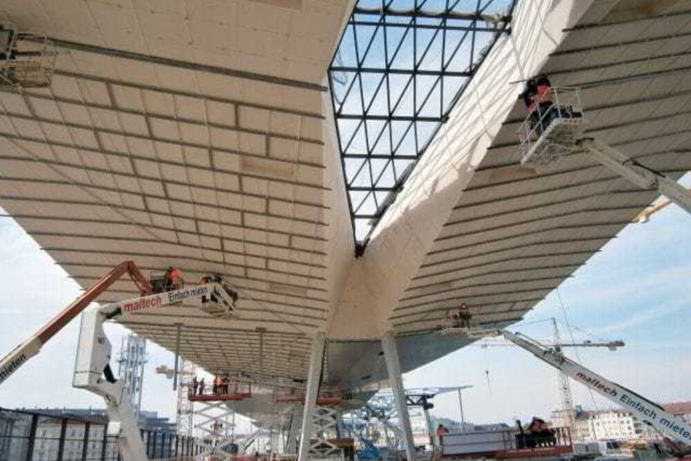 © Maltech
Endarbeiten an der Dachunterkonstruktion des neuen Wiener Hauptbahnhofs: Fast alle Typen von JLG-Arbeitsbühnen waren hier im Einsatz. Endarbeiten an der Dachunterkonstruktion des neuen Wiener Hauptbahnhofs: Fast alle Typen von JLG-Arbeitsbühnen waren hier im Einsatz.