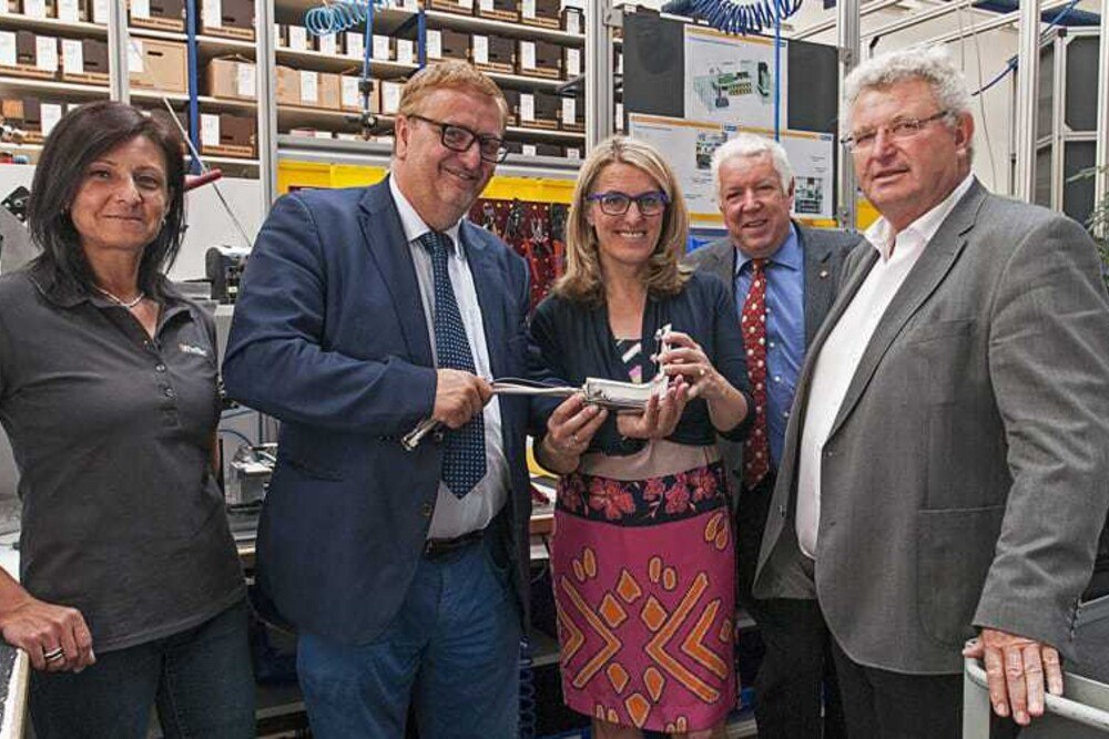 © WIMTEC
Wie eine Armatur gebaut und auf Herz und Nieren geprüft wird, erklärte WimTec-Mitarbeiterin Angelika Vogl. (V.l.) Angelika Vogl, Dr. Christoph Matznetter, Ulrike Königsberger-Ludwig, KR Herbert Hinterberger, KR Herbert Wimberger.