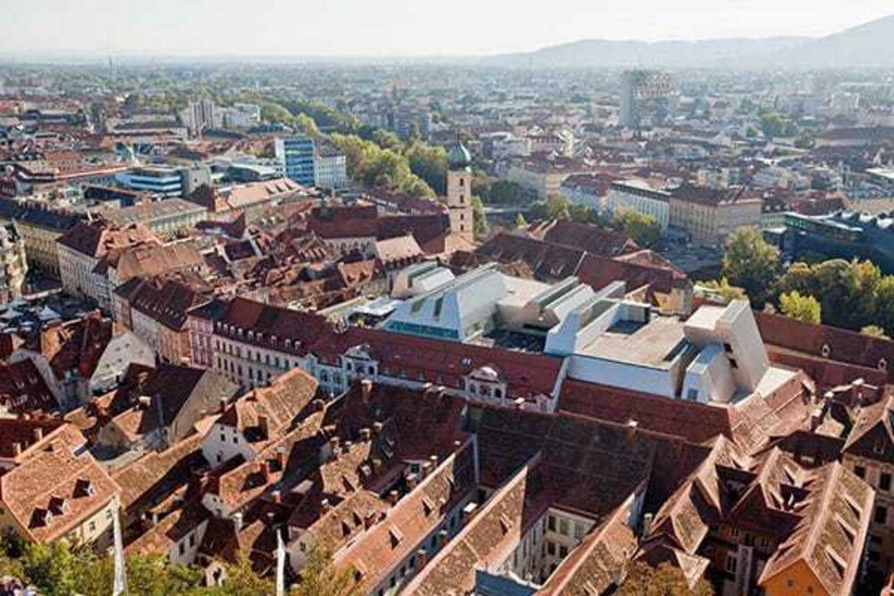 © Martin Grabner
Blick auf Dachlandschaft der Grazer Innenstadt mit der sichtbar imposanten Dachlandschaft des Kaufhauses Kastner & Öhler im Vordergrund, Architekten: Fuensanta Nieto und Enrique Sobejano.