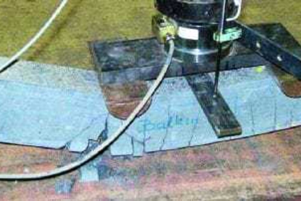 © Foto: BTI
Verschiedene Bewehrungsmethoden im Vergleich: UHPC-Beton inklusive Stahlstabbewehrung (l.) versus UHPC-Beton mit Mineralfaserstabbewehrung.
