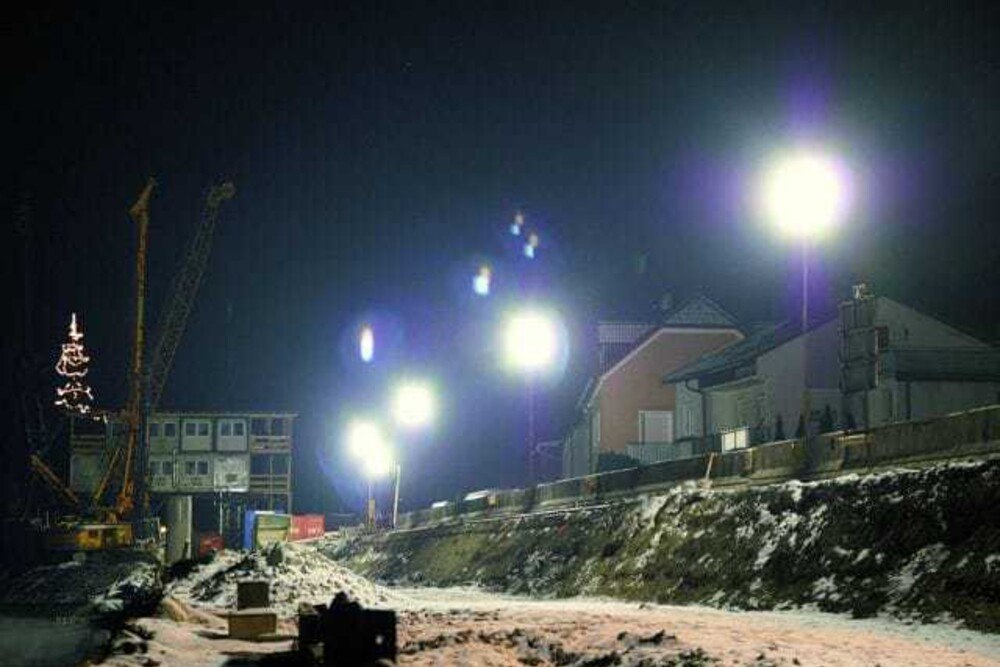 © Foto: Gifas
Apollo-System sorgt für Licht auf der Baustelle und die dahinterliegende Straße: Spezielle Kompaktleuchtstofflampen bringen hohe Leistung bei geringer Stromaufnahme. Apollo-System sorgt für Licht auf der Baustelle und die dahinterliegende Straße: Spezielle Kompaktleuchtstofflampen bringen hohe Leistung bei geringer Stromaufnahme.