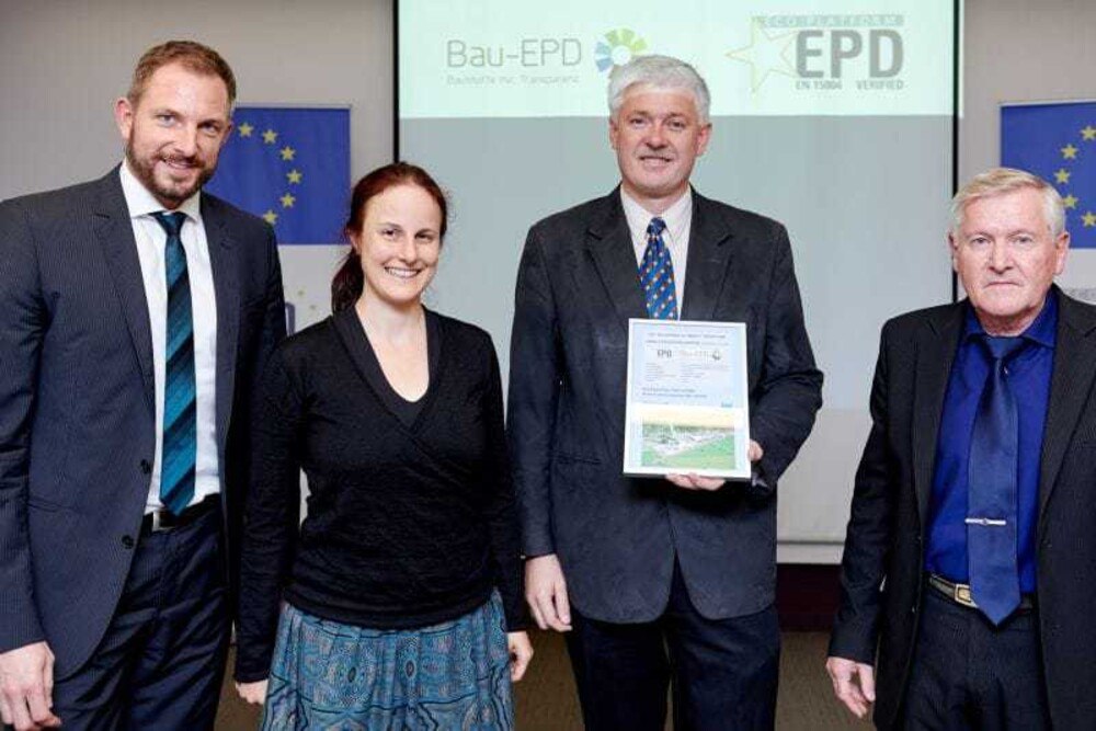 © Knauf ECO-Plattform
Christian Donath, geschäftsführender Direktor der ECO Plattform, Sarah Richter von Bau-EPD GmbH Wien, Knauf Mitarbeiter Karl Singer und Sven- Olof Ryding, Präsident der „ECO Platform“, bei der feierlichen Verleihung in Brüssel.