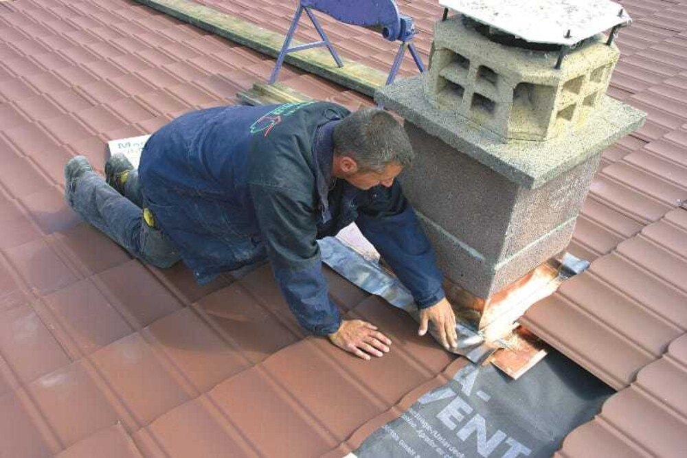 © Dörken, Krolkiewicz, Roto, Velux
Anschlussfuge eines Kaminkopfs mit Bleischürze.