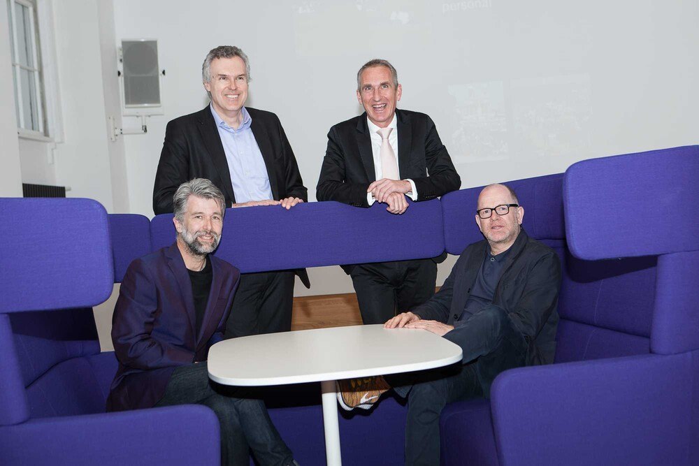 © Bene AG
Designer Luke Pearson, MAK-Direktor Christoph Thun-Hohenstein, Bene-Vorstand Michael Fried, Designer Tom Lloyd. Designer Luke Pearson, MAK-Direktor Christoph Thun-Hohenstein, Bene-Vorstand Michael Fried, Designer Tom Lloyd.