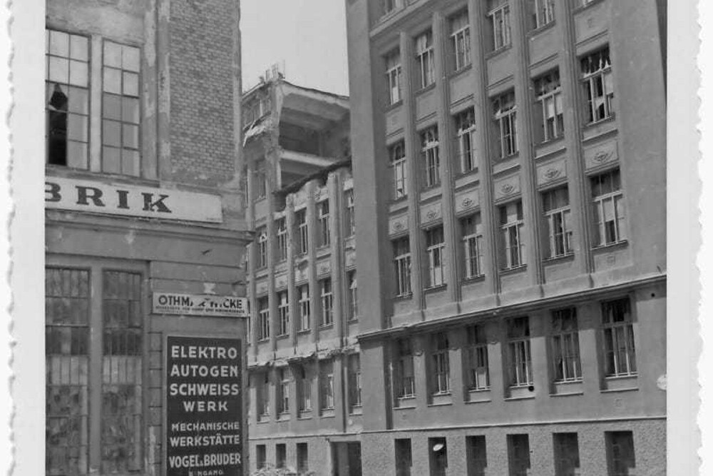 © Archiv
Die damals noch einzige Berufsschule Österreichs für die Glasbranche in der Wiener Mollardgasse nach den Bombentreffern. Die damals noch einzige Berufsschule Österreichs für die Glasbranche in der Wiener Mollardgasse nach den Bombentreffern.