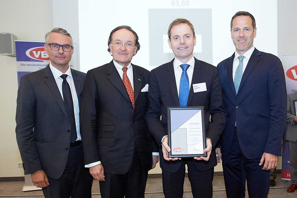 © Österreichischer Baustoffmarkt
Ewald Kronheim (Vizepräsident VBÖ), Leonhard Helbich-Poschacher (Präsident VBÖ), Ernst Strasser (GF ACO Österreich) und Robert Grieshofer (Vizepräsident VBÖ) bei der feierlichen Preisübergabe. Ewald Kronheim (Vizepräsident VBÖ), Leonhard Helbich-Poschacher (Präsident VBÖ), Ernst Strasser (GF ACO Österreich) und Robert Grieshofer (Vizepräsident VBÖ) bei der feierlichen Preisübergabe.