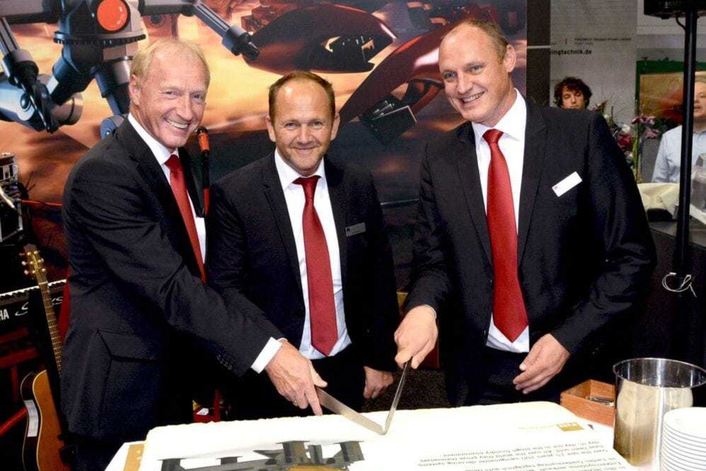 © Fill Maschinenbau
200 verkaufte swingmaster sind ein guter Grund zum Feiern für die Fill Geschäftsführer Wolfgang Rathner (links) und Andreas Fill (Mitte) sowie Thomas Rathner, Leiter des Kompetnez Centers Gießereitechnik (rechts). 200 verkaufte swingmaster sind ein guter Grund zum Feiern für die Fill Geschäftsführer Wolfgang Rathner (links) und Andreas Fill (Mitte) sowie Thomas Rathner, Leiter des Kompetnez Centers Gießereitechnik (rechts).