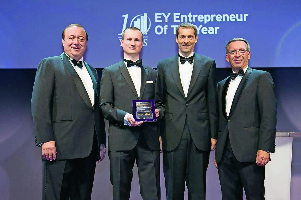 © Point of View/EY
Entrepreneur of the Year: Dieter Waldmann und Helmut Maukner überreichten David Greiner (stellvertretend für Wilhelm Greiner) und Wolfgang Kradischnig die Auszeichnung. Entrepreneur of the Year: Dieter Waldmann und Helmut Maukner überreichten David Greiner (stellvertretend für Wilhelm Greiner) und Wolfgang Kradischnig die Auszeichnung.