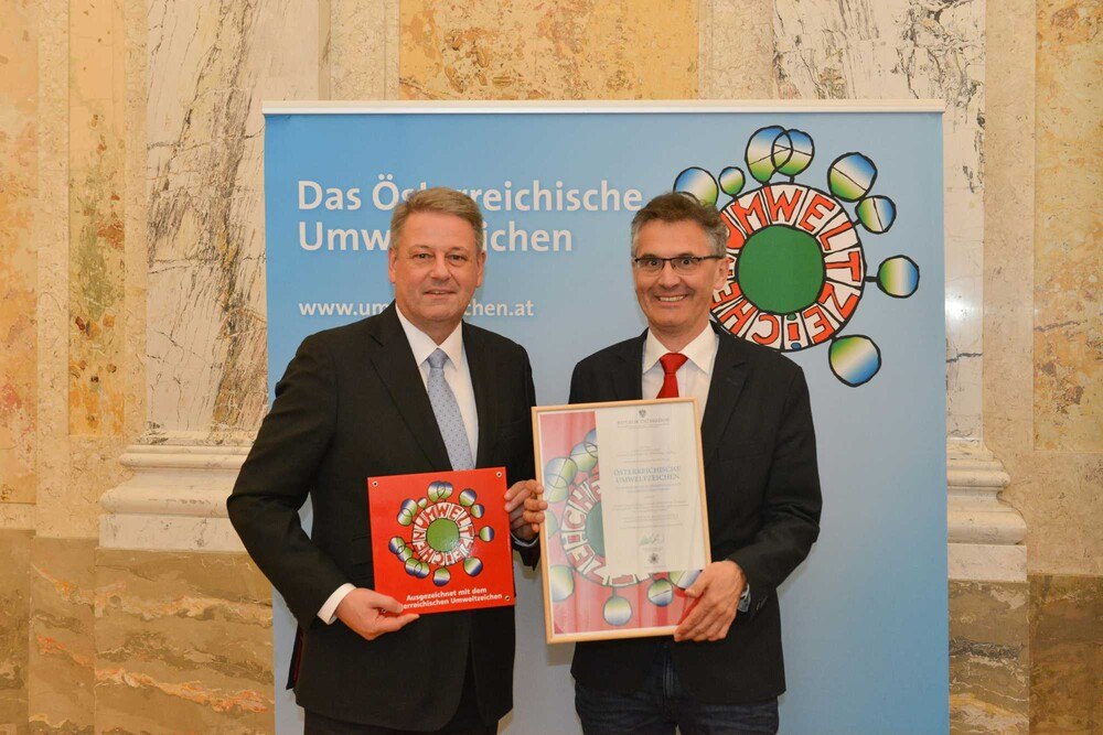 © BMLFUW, Christopher Fuchs
Johann Jandl, Leiter Forschung und Entwicklung Austrotherm Gruppe, bekam von Umweltminister Andrä Rupprechter für den Dämmstoff „Austrotherm XPS TOP“ das Österreichische Umweltzeichen verliehen. Johann Jandl, Leiter Forschung und Entwicklung Austrotherm Gruppe, bekam von Umweltminister Andrä Rupprechter für den Dämmstoff „Austrotherm XPS TOP“ das Österreichische Umweltzeichen verliehen.