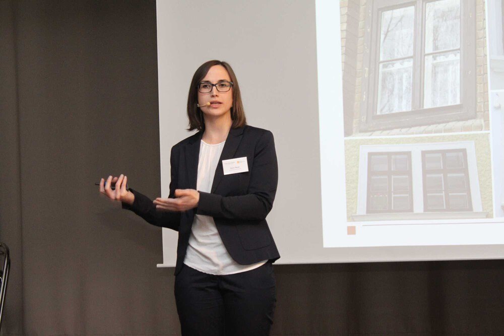 © Thomas Prlic
Karin Hauer von der HFA stellte die neue Fachbroschüre zur Holzfenstersanierung vor. Karin Hauer von der HFA stellte die neue Fachbroschüre zur Holzfenstersanierung vor.