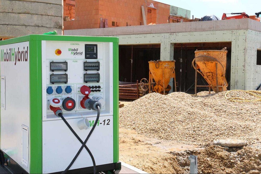 © PV4Life GmbH
Der Mobil Hybrid - ein innovatives Speichersystem, das zwischen Stromerzeuger und Stromverbraucher geschaltet wird. Der Mobil Hybrid - ein innovatives Speichersystem, das zwischen Stromerzeuger und Stromverbraucher geschaltet wird.