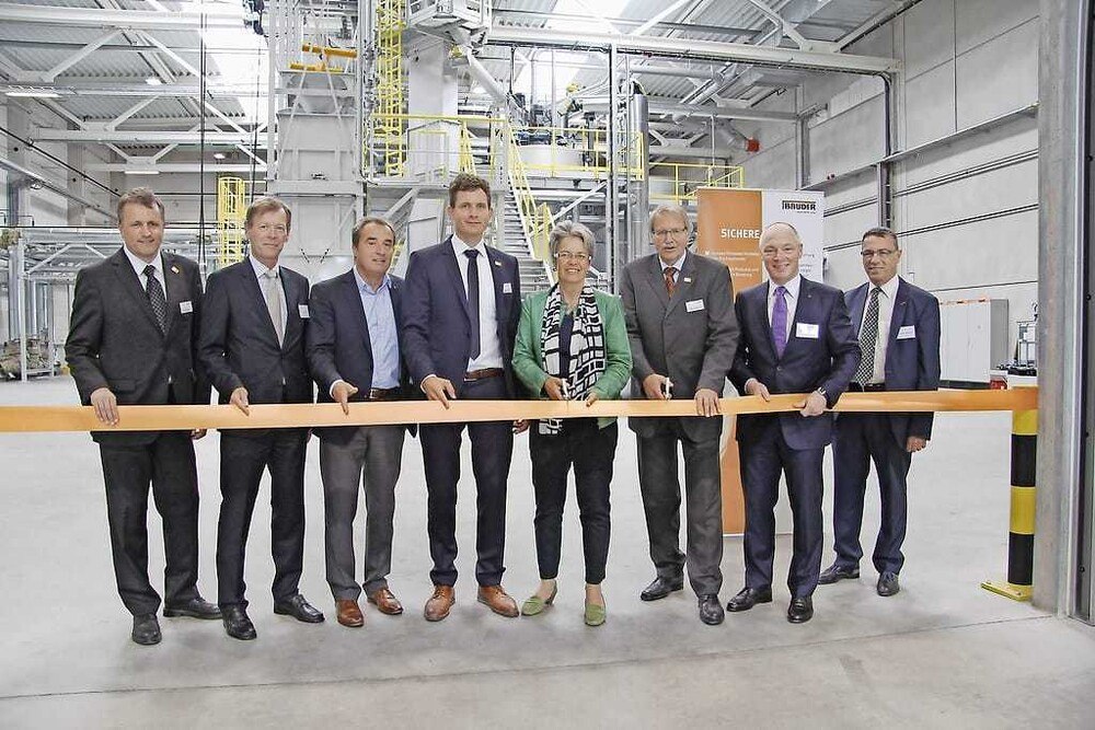 © Birgit Tegtbauer
Eröffnung des Bauder-Werks in Bruck/Leitha am 17. Juni (v. l.): Reiner Stögbauer, Werksleiter Bauder; Richard Hemmer, Bürgermeister Bruck an der Leitha; Mark Bauder, Projektkoordinator Bauder; Dr. Petra Bohuslav, Wirtschaftslandesrätin; Gerhard Bauder, Geschäftsführer Bauder; Mag. Helmut Miernicki, ecoplus-Geschäftsführer. Eröffnung des Bauder-Werks in Bruck/Leitha am 17. Juni (v. l.): Reiner Stögbauer, Werksleiter Bauder; Richard Hemmer, Bürgermeister Bruck an der Leitha; Mark Bauder, Projektkoordinator Bauder; Dr. Petra Bohuslav, Wirtschaftslandesrätin; Gerhard Bauder, Geschäftsführer Bauder; Mag. Helmut Miernicki, ecoplus-Geschäftsführer.