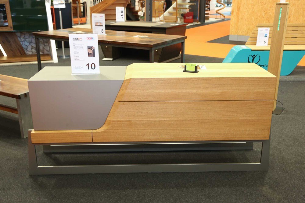 © Jasmina Rahmanovic/Cityfoto.at
Platz 1 ging an Robert Peherstorfer und sein Sideboard „3 :1“. Platz 1 ging an Robert Peherstorfer und sein Sideboard „3 :1“.