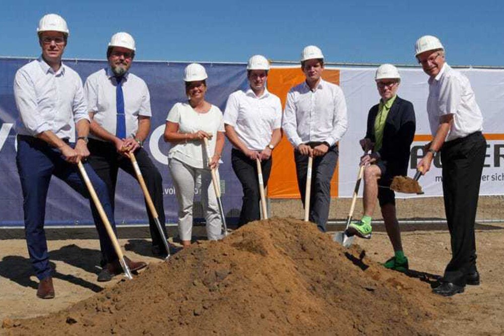 © Bauder
Spatenstich für das neue Bauder-Dämmstoffwerk im deutschen Herten-Süd (v. l.): Johannes Swodenk, Geschäftsführer Vollack, Ratingen; Matthias Steck, Kämmerer Stadt Herten; Martina Godde, stellvertretende Bürgermeisterin Stadt Herten; Christian Jessl, Werkleiter Bauder-Werk Bochum; Mark Bauder, Projektkoordinator; Fred Toplak, Bürgermeister Stadt Herten; Gerhard Bauder, Geschäftsführer. Spatenstich für das neue Bauder-Dämmstoffwerk im deutschen Herten-Süd (v. l.): Johannes Swodenk, Geschäftsführer Vollack, Ratingen; Matthias Steck, Kämmerer Stadt Herten; Martina Godde, stellvertretende Bürgermeisterin Stadt Herten; Christian Jessl, Werkleiter Bauder-Werk Bochum; Mark Bauder, Projektkoordinator; Fred Toplak, Bürgermeister Stadt Herten; Gerhard Bauder, Geschäftsführer.
