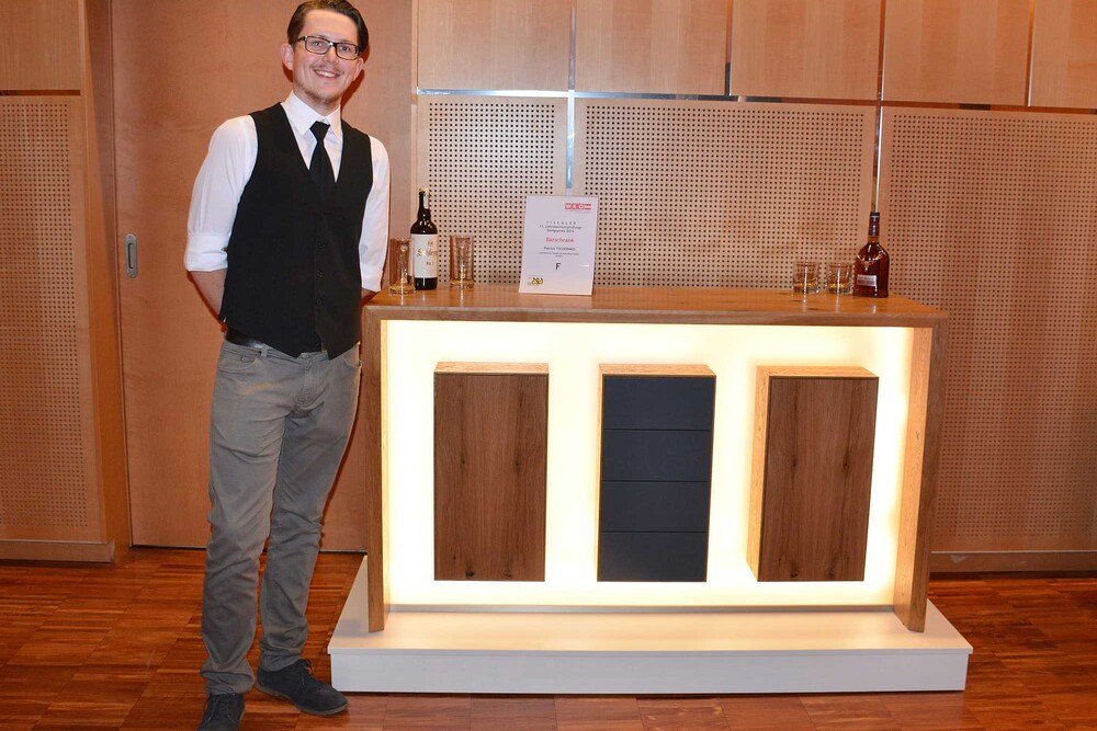 © Christine Tölderer
Patrick Tschernko mit seinem Siegerstück, einem Barschrank. Patrick Tschernko mit seinem Siegerstück, einem Barschrank.