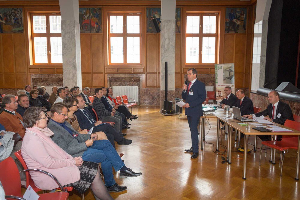 © Weinwurm
Die Wiener Innungstagung der Tischler und Holzgestalter fand heuer im Festsaal der Berufsschule Holz, Klang, Farbe und Lacke statt. Die Wiener Innungstagung der Tischler und Holzgestalter fand heuer im Festsaal der Berufsschule Holz, Klang, Farbe und Lacke statt.