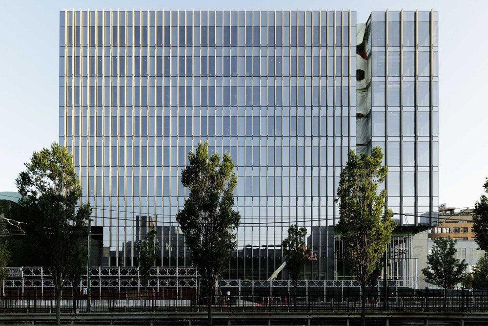 © Rieder
Diese Fassade aus Glasfaserbeton von Rieder ändert je nach Betrachtung ihr Erscheinungsbild. Diese Fassade aus Glasfaserbeton von Rieder ändert je nach Betrachtung ihr Erscheinungsbild.