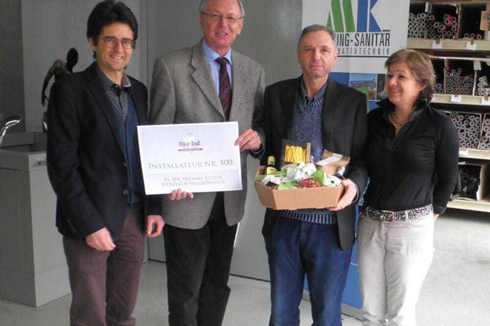 © Oasebad
Von links: Innungsmeister Vorarlberg Karl-Heinz Strehle, OaseBad Vorstandsmitglied KR Karl Pech, Firmeninhaber Michael Kuster, Gattin Astrid Kuster freuen sich über den Beitritt. Von links: Innungsmeister Vorarlberg Karl-Heinz Strehle, OaseBad Vorstandsmitglied KR Karl Pech, Firmeninhaber Michael Kuster, Gattin Astrid Kuster freuen sich über den Beitritt.