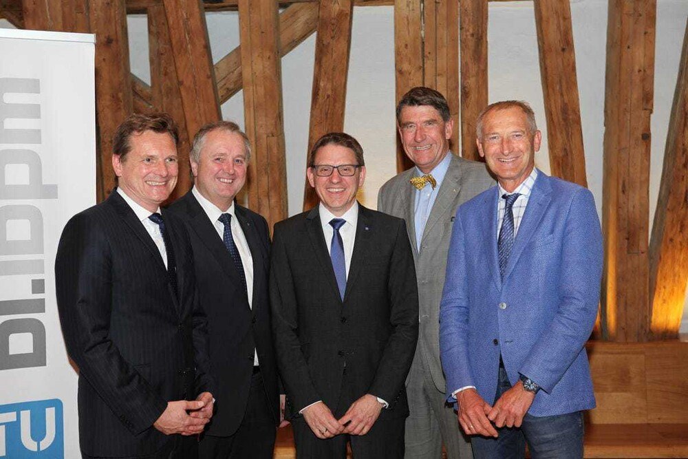 © TU Wien
Stellt den Mensch in den Mittelpunkt des wissenschaftlichen und wirtschaftlichen Handelns: Neo-Professor Gerald Goger (Mitte), umringt von Ronald Blab, Dekan der Fakultät für Bauingenieurwesen, Karl Weidlinger, Geschäftsführer von Swietelsky, sowie Christoph Achammer, Professor am Institut für Industriebau und interdisziplinäre Bauplanung, und Andreas Kropik, Vorstand am Institut für Baubetrieb und Bauwirtschaft (v.l.).   Stellt den Mensch in den Mittelpunkt des wissenschaftlichen und wirtschaftlichen Handelns: Neo-Professor Gerald Goger (Mitte), umringt von Ronald Blab, Dekan der Fakultät für Bauingenieurwesen, Karl Weidlinger, Geschäftsführer von Swietelsky, sowie Christoph Achammer, Professor am Institut für Industriebau und interdisziplinäre Bauplanung, und Andreas Kropik, Vorstand am Institut für Baubetrieb und Bauwirtschaft (v.l.).