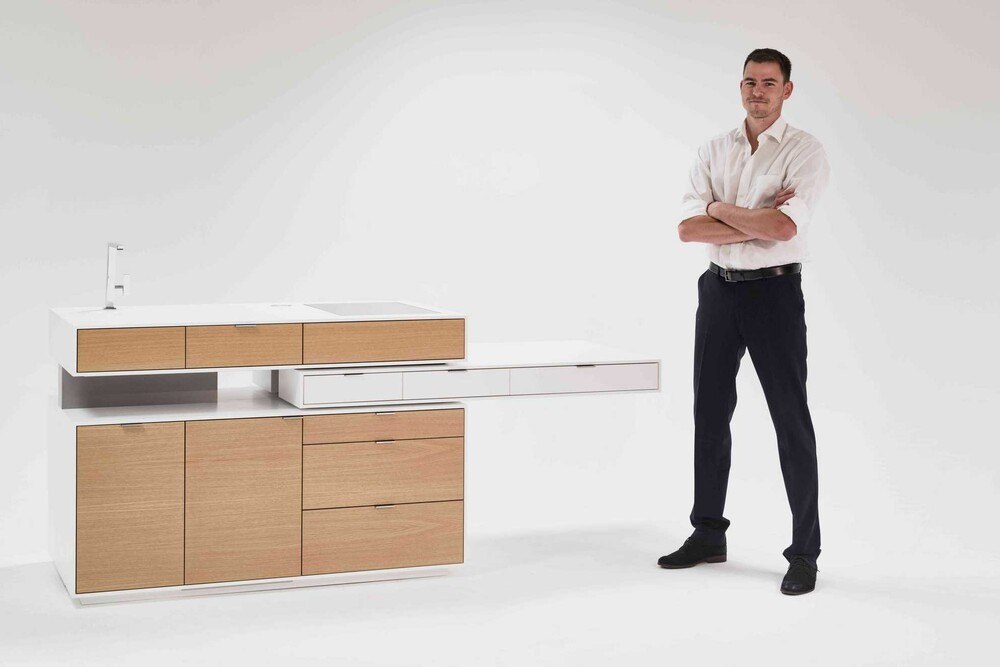 © Armin Walcher
Flexibles Möbel: Ein ausziehbares Element dient als Essplatz und Arbeitsbereich. Flexibles Möbel: Ein ausziehbares Element dient als Essplatz und Arbeitsbereich.