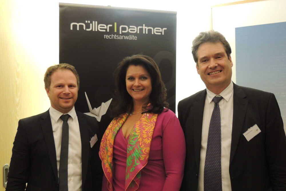 © Müller Partner
Bernhard Kall und Katharina Müller (Müller Partner Rechtsanwälte), mit dem Gastreferenten und BIM-Experten Peter Fischer (Strabag). Bernhard Kall und Katharina Müller (Müller Partner Rechtsanwälte), mit dem Gastreferenten und BIM-Experten Peter Fischer (Strabag).