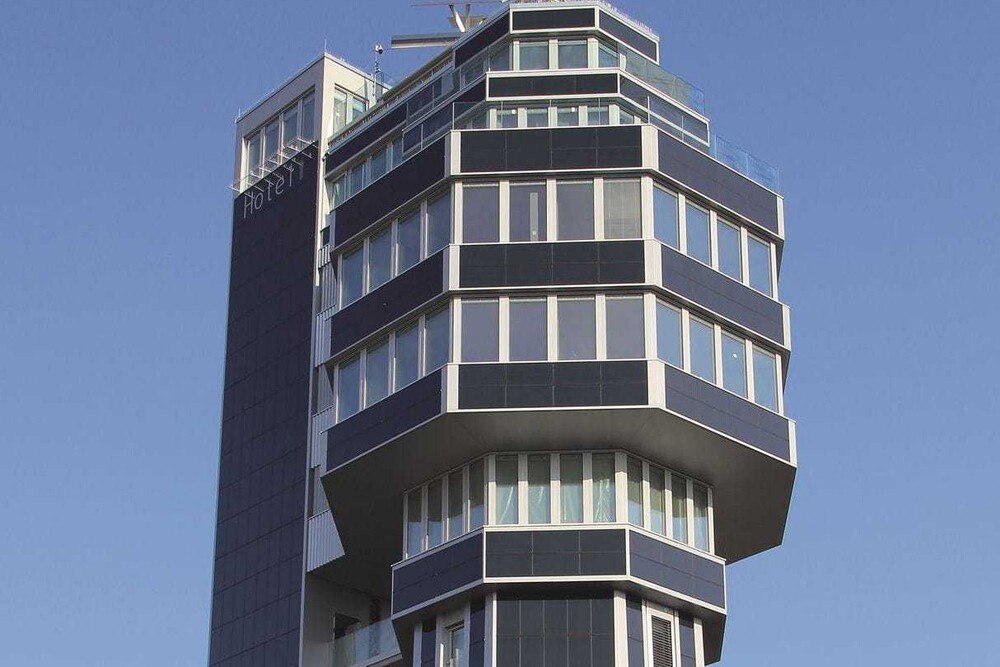 © fischer
Mit dem neuen „aquaTurm“, der zugleich ein Energieturm ist, verwirklicht die Familie Räffle ein ehrgeiziges und eigenwilliges Bauprojekt. Mit dem neuen „aquaTurm“, der zugleich ein Energieturm ist, verwirklicht die Familie Räffle ein ehrgeiziges und eigenwilliges Bauprojekt.