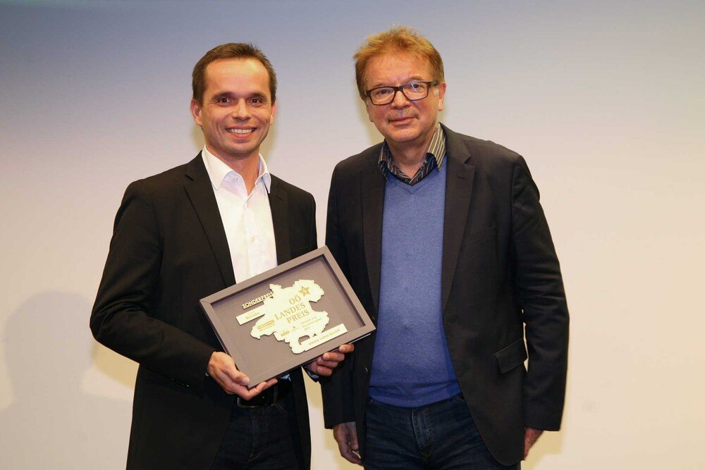 alema-Geschäftsführer Thomas Eder mit Landesrat Rudi Anschober bei der Preisverleihung.
