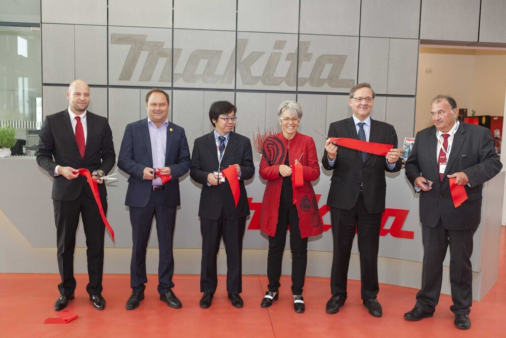 © Simon Jappel
Verkaufsleiter Christian Will, Thomas Ram (Bgm. Fischamend), GF Nobuo Katamine, Landesrätin Petra Bohuslav, Flughafen-Vorstand Günther Ofner und Betriebsleiter Werner Lasek Verkaufsleiter Christian Will, Thomas Ram (Bgm. Fischamend), GF Nobuo Katamine, Landesrätin Petra Bohuslav, Flughafen-Vorstand Günther Ofner und Betriebsleiter Werner Lasek