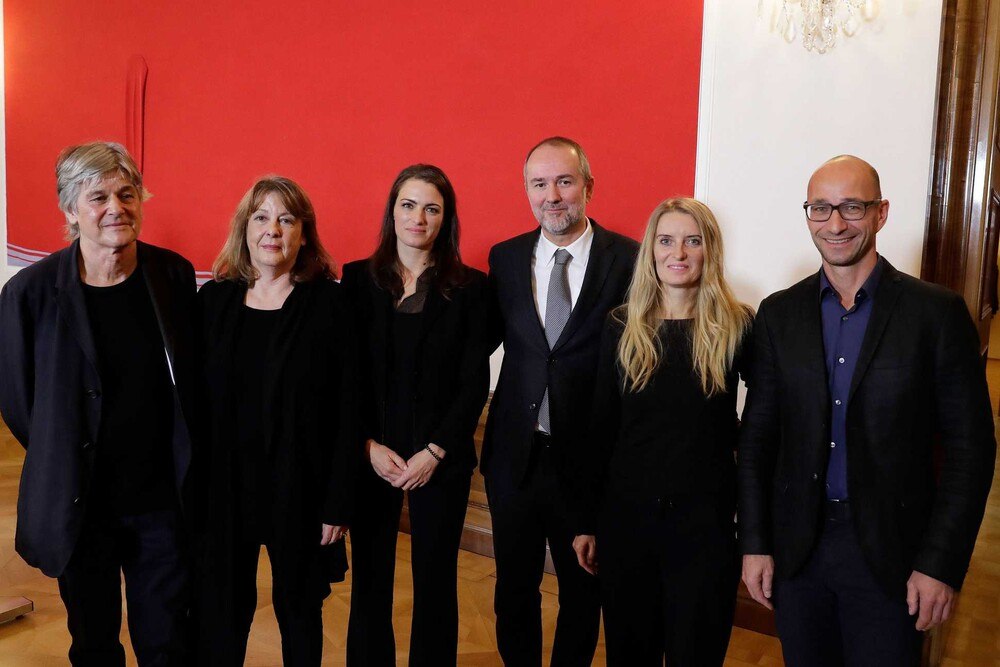 © BKA/Regina Aigner
Am 6. November 2017 wurden im Rahmen einer Pressekonferenz die Teilnehmer des österreichischen Beitrags zur 16. Internationalen Architekturausstellung „La Biennale di Venezia 2018“ vorgestellt, v.l.n.r.: Dieter Henke, Marta Schreieck (Henke Schreieck Architekten Wien), Kommissärin Verena Konrad, Bundesminister Thomas Drozda, Kathrin Aste und Frank Ludin (LAAC Architekten Innsbruck). Am 6. November 2017 wurden im Rahmen einer Pressekonferenz die Teilnehmer des österreichischen Beitrags zur 16. Internationalen Architekturausstellung „La Biennale di Venezia 2018“ vorgestellt, v.l.n.r.: Dieter Henke, Marta Schreieck (Henke Schreieck Architekten Wien), Kommissärin Verena Konrad, Bundesminister Thomas Drozda, Kathrin Aste und Frank Ludin (LAAC Architekten Innsbruck).