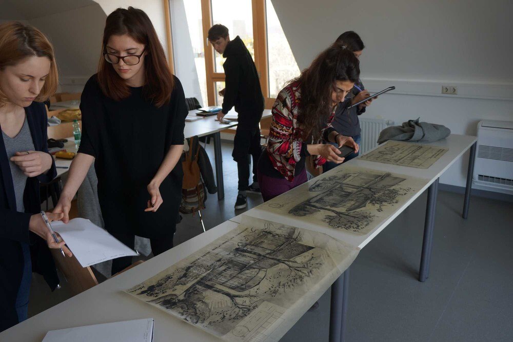 © Ulrike Krippner
Dokumente des LArchiv werden in Lehrveranstaltungen zur Landschaftsarchitektur an der BOKU eingesetzt und mit Studierenden analysiert Dokumente des LArchiv werden in Lehrveranstaltungen zur Landschaftsarchitektur an der BOKU eingesetzt und mit Studierenden analysiert