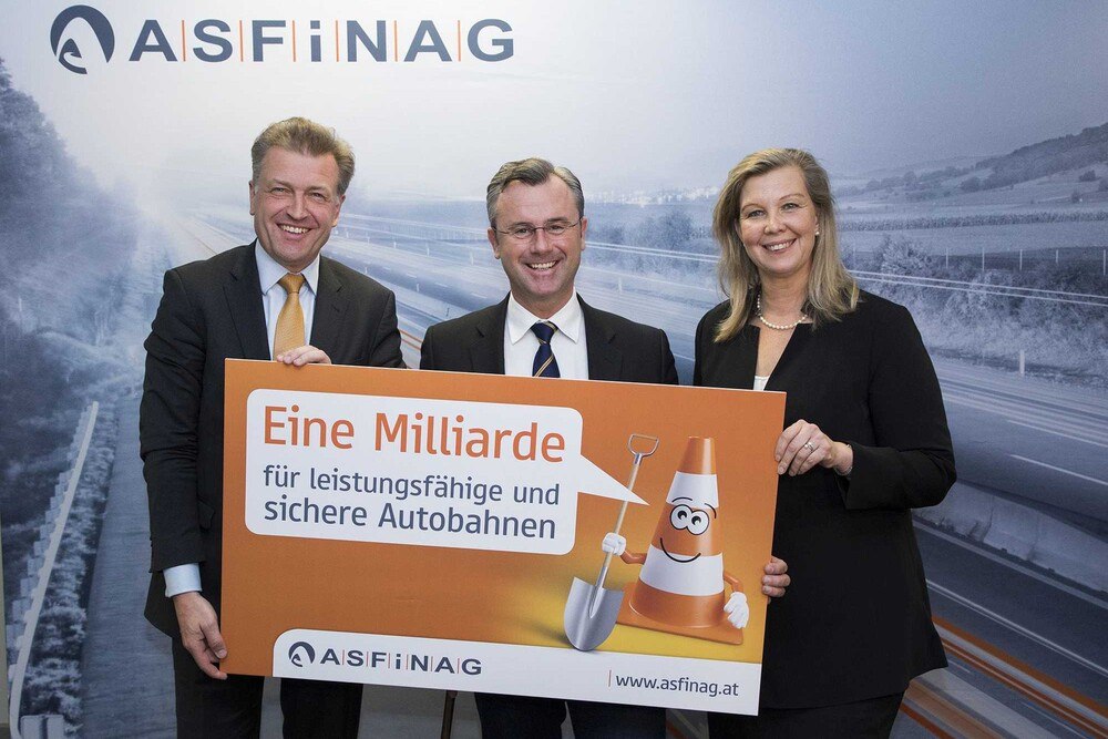 © Asfinag
Klaus Schierhackl, Vorstandsdirektor der Asfinag, Infrastrukturminister Norbert Hofer und Karin Zipperer, Vorstandsdirektorin der Asfinag (v.l.) präsentierten das Investitionsprogramm für 2018. Klaus Schierhackl, Vorstandsdirektor der Asfinag, Infrastrukturminister Norbert Hofer und Karin Zipperer, Vorstandsdirektorin der Asfinag (v.l.) präsentierten das Investitionsprogramm für 2018.