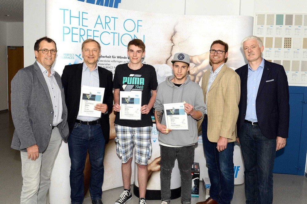 © Knauf
V.l.: VÖTB-Präsident Gregor Todt, Berufsschullehrer Johann Hasenhütl, die beiden Gewinner der Knauf Junior-Trophy Dorian Graf und Dominic Zierler sowie die Organisatoren und Knauf-Mitarbeiter Bernd Landsmann und Karl Singer V.l.: VÖTB-Präsident Gregor Todt, Berufsschullehrer Johann Hasenhütl, die beiden Gewinner der Knauf Junior-Trophy Dorian Graf und Dominic Zierler sowie die Organisatoren und Knauf-Mitarbeiter Bernd Landsmann und Karl Singer