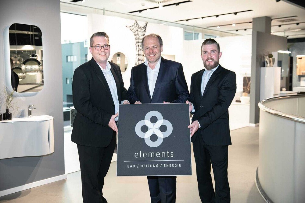 © Philipp Detter
Bernhard Weber (Leitung Vertrieb Odörfer Wr. Neustadt), Hans-Peter Moser (Persönlich haftender Gesellschafter GC Österreich) und Martin Szeidl (Geschäftsleitung GC Gebäudetechnik) bei der Eröffnungsfeier in Brunn. Bernhard Weber (Leitung Vertrieb Odörfer Wr. Neustadt), Hans-Peter Moser (Persönlich haftender Gesellschafter GC Österreich) und Martin Szeidl (Geschäftsleitung GC Gebäudetechnik) bei der Eröffnungsfeier in Brunn.