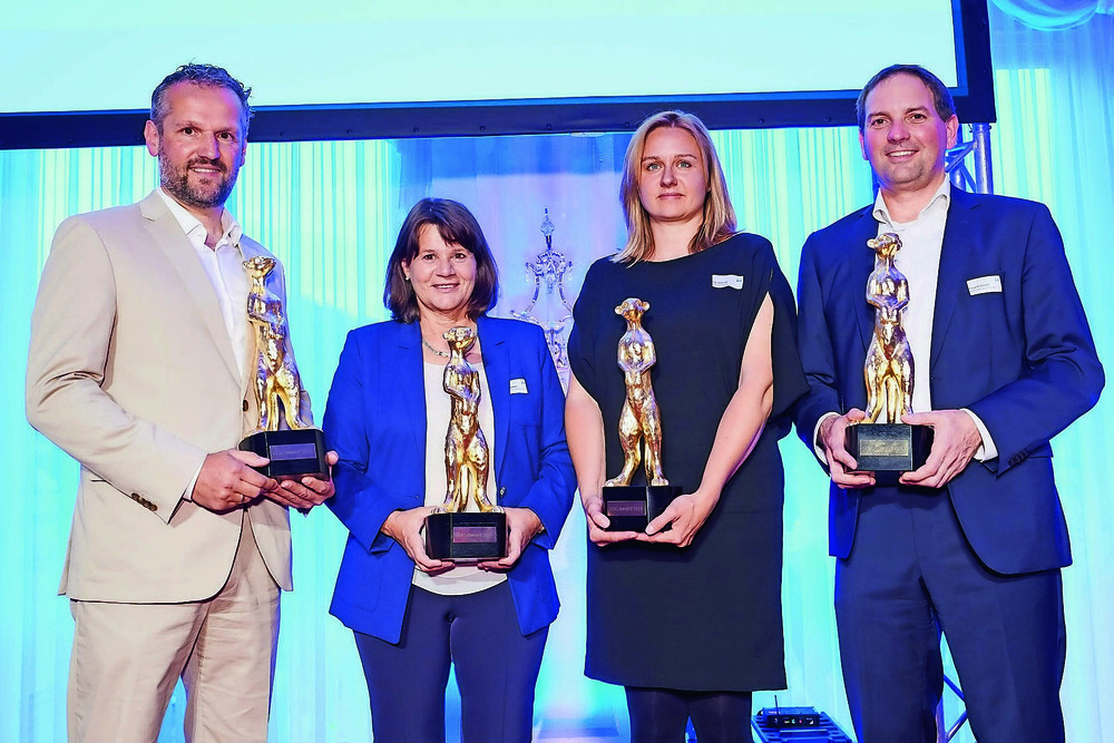 © Hagen/VZI
Die Preisträger des CCC-Awards 2018 (v. l.): Leonidas Schafferer (Bau.Raum), Renate Schraml (Elisabeth von Thüringen GmbH), Ulla Unzeitig (Open House Wien) und Klaus Reisinger (Engie Gebäudetechnik). Die Preisträger des CCC-Awards 2018 (v. l.): Leonidas Schafferer (Bau.Raum), Renate Schraml (Elisabeth von Thüringen GmbH), Ulla Unzeitig (Open House Wien) und Klaus Reisinger (Engie Gebäudetechnik).