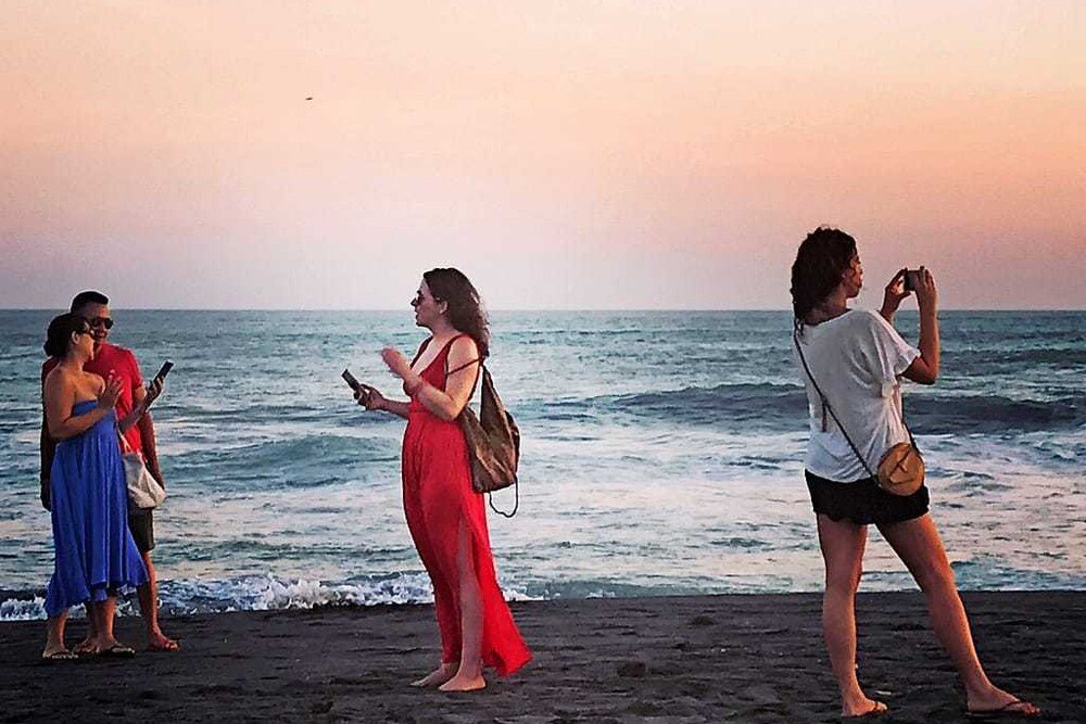 © Kerstin Bedau
Schönheiten am Strand von Bali. Inszenierung der Person in der Destination via Selfie. Schönheiten am Strand von Bali. Inszenierung der Person in der Destination via Selfie.