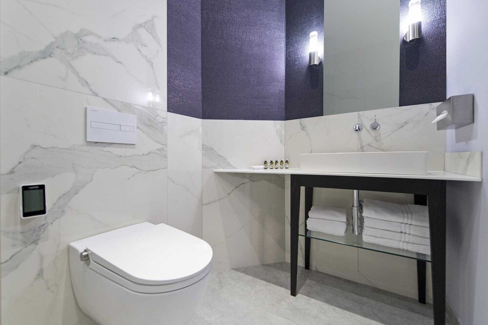 © Laufen Austria
Badezimmer dürfen groß und hochwertig ausgestattet sein. Hier der Blick in ein Hotelbad im Hotel Beethoven in Wien. Badezimmer dürfen groß und hochwertig ausgestattet sein. Hier der Blick in ein Hotelbad im Hotel Beethoven in Wien.