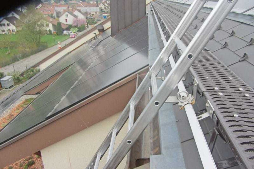 © ST Quadrat Fall Protection
Aufstieg zum Steildach mit Photovoltaikelementen mittels Anstellleiter. Aufstieg zum Steildach mit Photovoltaikelementen mittels Anstellleiter.