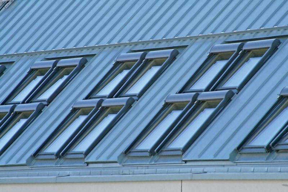 © Rheinzink
Stehfalzdeckung in Rheinzink-PrePatina blaugrau mit farblich passendem Schneeschutz Rheinzink-S5. Stehfalzdeckung in Rheinzink-PrePatina blaugrau mit farblich passendem Schneeschutz Rheinzink-S5.