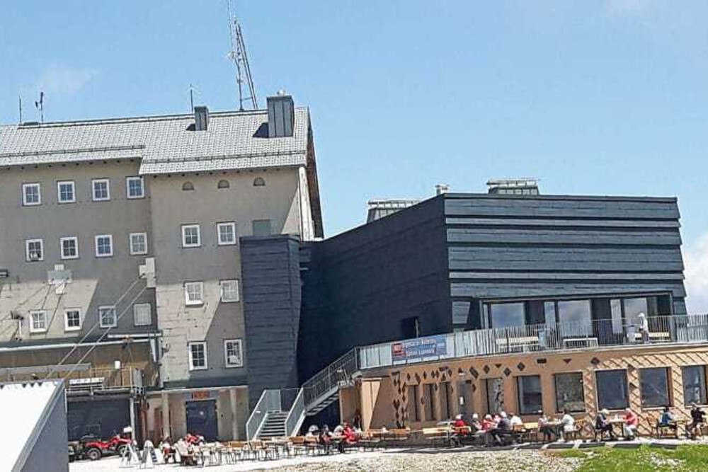 © Prefa
Das Restaurant der Bergstation Seilbahn Dachstein/Krippenstein auf 2.060 Meter Seehöhe wurde im Jahr 2015 revitalisiert und wiedereröffnet. Im Zuge der Umbauten wurden Sanierungsarbeiten am gesamten Dach und an der bestehenden Kunststeinfassade durchgeführt. Das Restaurant der Bergstation Seilbahn Dachstein/Krippenstein auf 2.060 Meter Seehöhe wurde im Jahr 2015 revitalisiert und wiedereröffnet. Im Zuge der Umbauten wurden Sanierungsarbeiten am gesamten Dach und an der bestehenden Kunststeinfassade durchgeführt.