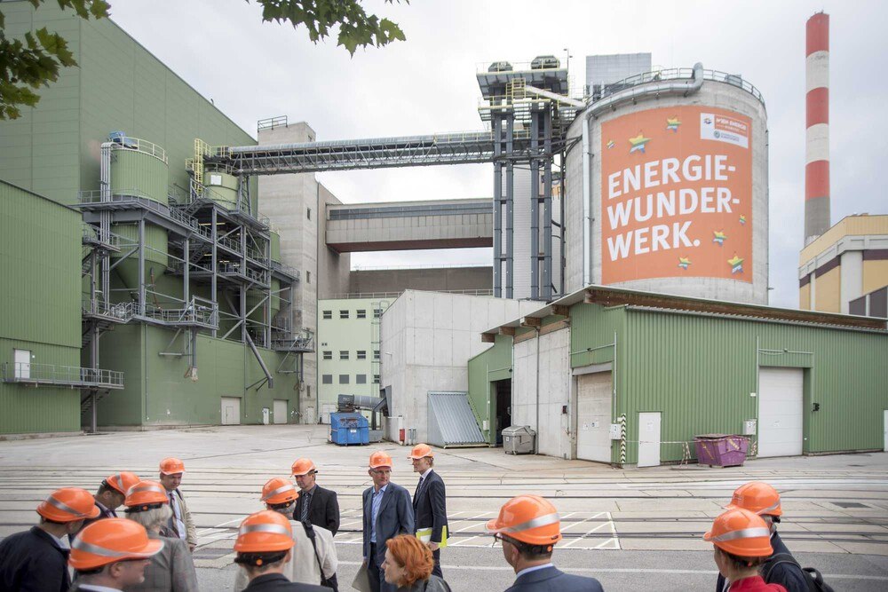 © Biomasseverband
Das Waldbiomassekraftwerk Simmering ist das größte Holzheizkraftwerk Österreichs. Das Waldbiomassekraftwerk Simmering ist das größte Holzheizkraftwerk Österreichs.