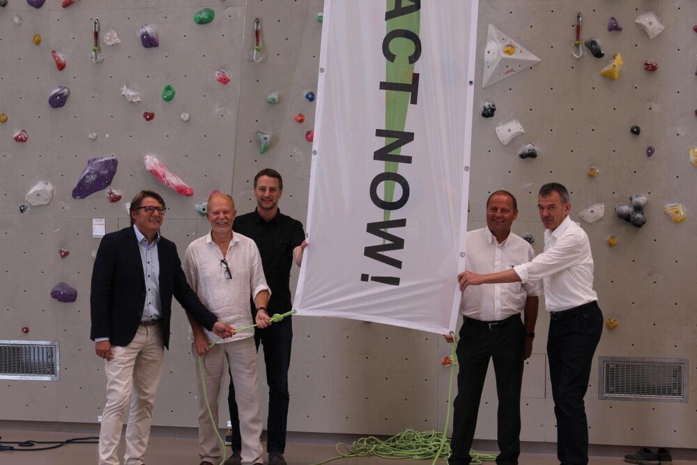 © Passivhaus Austria
v.l. Hannes Gschentner(NHT), Günter Lang (Passivhaus Austria), Laszlo Lepp (PHI), Energielandesrat Josef Geisler und Innsbrucks Bürgermeister Georg Willi verdeutlichten einen Monat vor der Kletter-Weltmeisterschaft im Innsbrucker Kletterzentrum, wie der Bausektor seinen Energieverbrauch drastisch senken kann. v.l. Hannes Gschentner(NHT), Günter Lang (Passivhaus Austria), Laszlo Lepp (PHI), Energielandesrat Josef Geisler und Innsbrucks Bürgermeister Georg Willi verdeutlichten einen Monat vor der Kletter-Weltmeisterschaft im Innsbrucker Kletterzentrum, wie der Bausektor seinen Energieverbrauch drastisch senken kann.