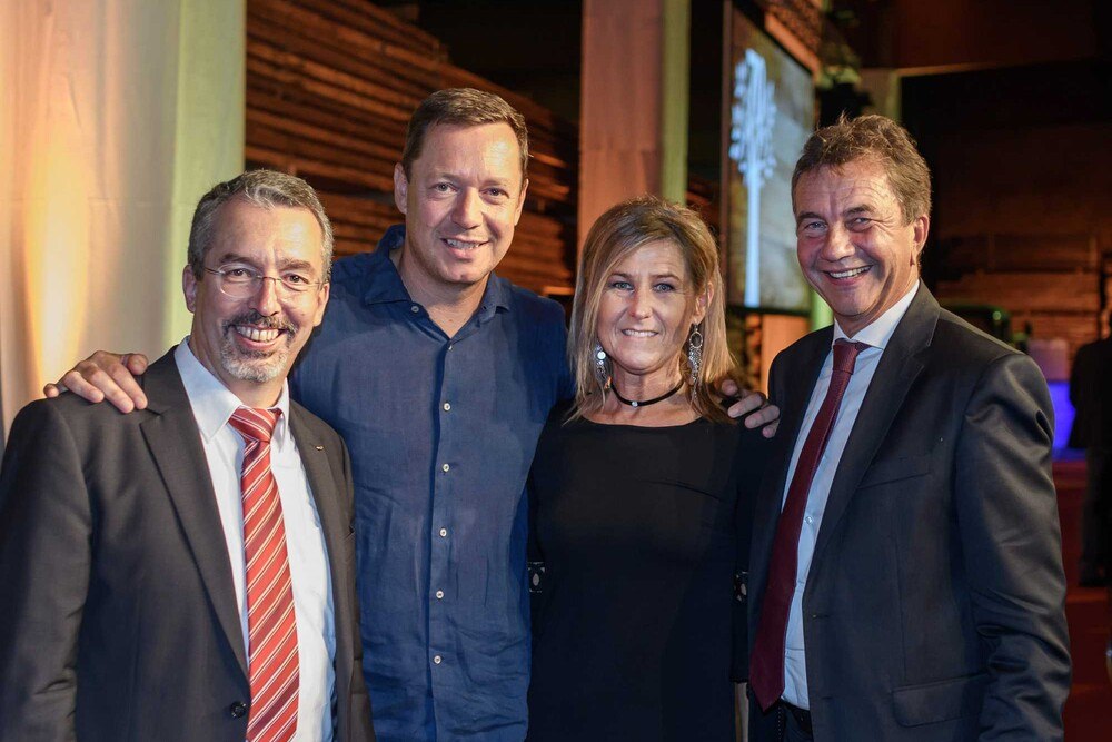 © Wolfgang Simlinger/Cityfoto
Hatten zweimal Grund zum Feiern: Niederlassungsleiter Christoph Kapeller, Kabarettist Alex Kristan, Brigitte Strahberger von JAF Linz und JAF-Geschäftsführer Werner Stix (v. l. n. r.). Hatten zweimal Grund zum Feiern: Niederlassungsleiter Christoph Kapeller, Kabarettist Alex Kristan, Brigitte Strahberger von JAF Linz und JAF-Geschäftsführer Werner Stix (v. l. n. r.).