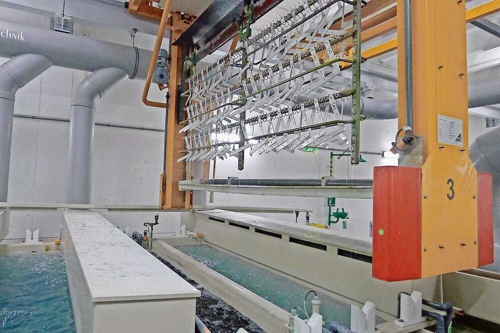 © AEE Intec
Eintauchvorgang der Metallteile bei Roto Frank in das Galvanikbad. Eintauchvorgang der Metallteile bei Roto Frank in das Galvanikbad.