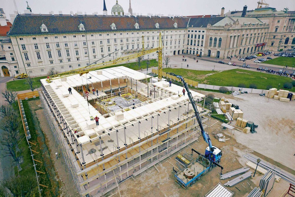 © Lukas Lang
Building Technologies: Bau auf Zeit! Das temporäre Bürogebäude am Wiener Heldenplatz als Ausweichquartier für das österreichische Parlament, als standardisiertes Holz-Baukasten-System errichtet, ermöglicht den raschen Aufbau und eine eben solche Demontage. Building Technologies: Bau auf Zeit! Das temporäre Bürogebäude am Wiener Heldenplatz als Ausweichquartier für das österreichische Parlament, als standardisiertes Holz-Baukasten-System errichtet, ermöglicht den raschen Aufbau und eine eben solche Demontage.