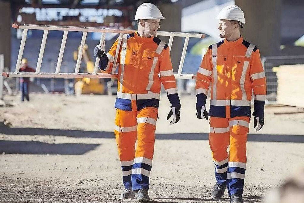 © Mewa
Sicher in sportlicher Optik. Auf der Baustelle kann gute Sichtbarkeit für mehr Sicherheit sorgen. Sicher in sportlicher Optik. Auf der Baustelle kann gute Sichtbarkeit für mehr Sicherheit sorgen.