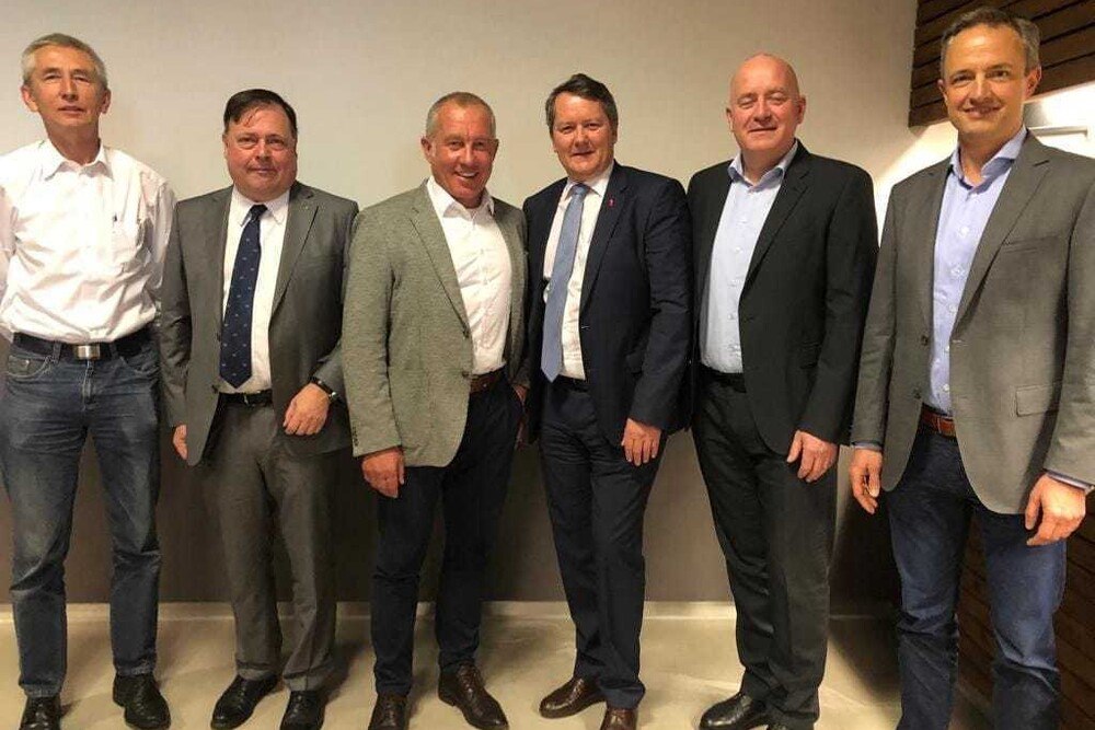 © VÖK
Der neue VÖK-Vorstand: Erwin Stubenschrott, Ernst Hutterer, Peter Huber, Christian Hofer, Helmut Weinwurm, Christian Herbinger Der neue VÖK-Vorstand: Erwin Stubenschrott, Ernst Hutterer, Peter Huber, Christian Hofer, Helmut Weinwurm, Christian Herbinger